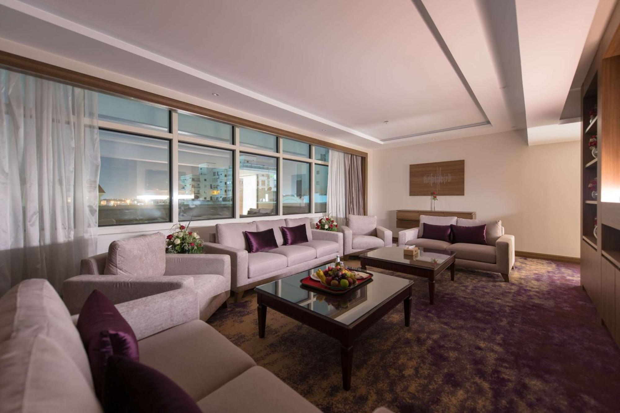 Ramada By Wyndham Continental Jeddah Otel Dış mekan fotoğraf